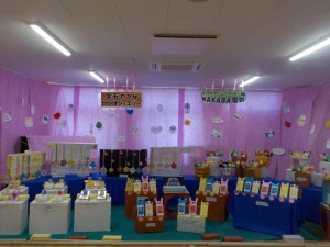 作品展　年少組共同制作「お店屋さん(電気屋さん、アクセサリーショップ)」